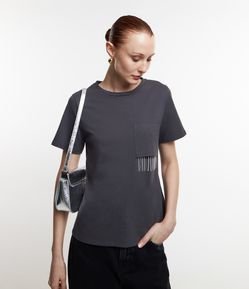 Camiseta em Algodão com Bolso Invertido e Fios de Strass