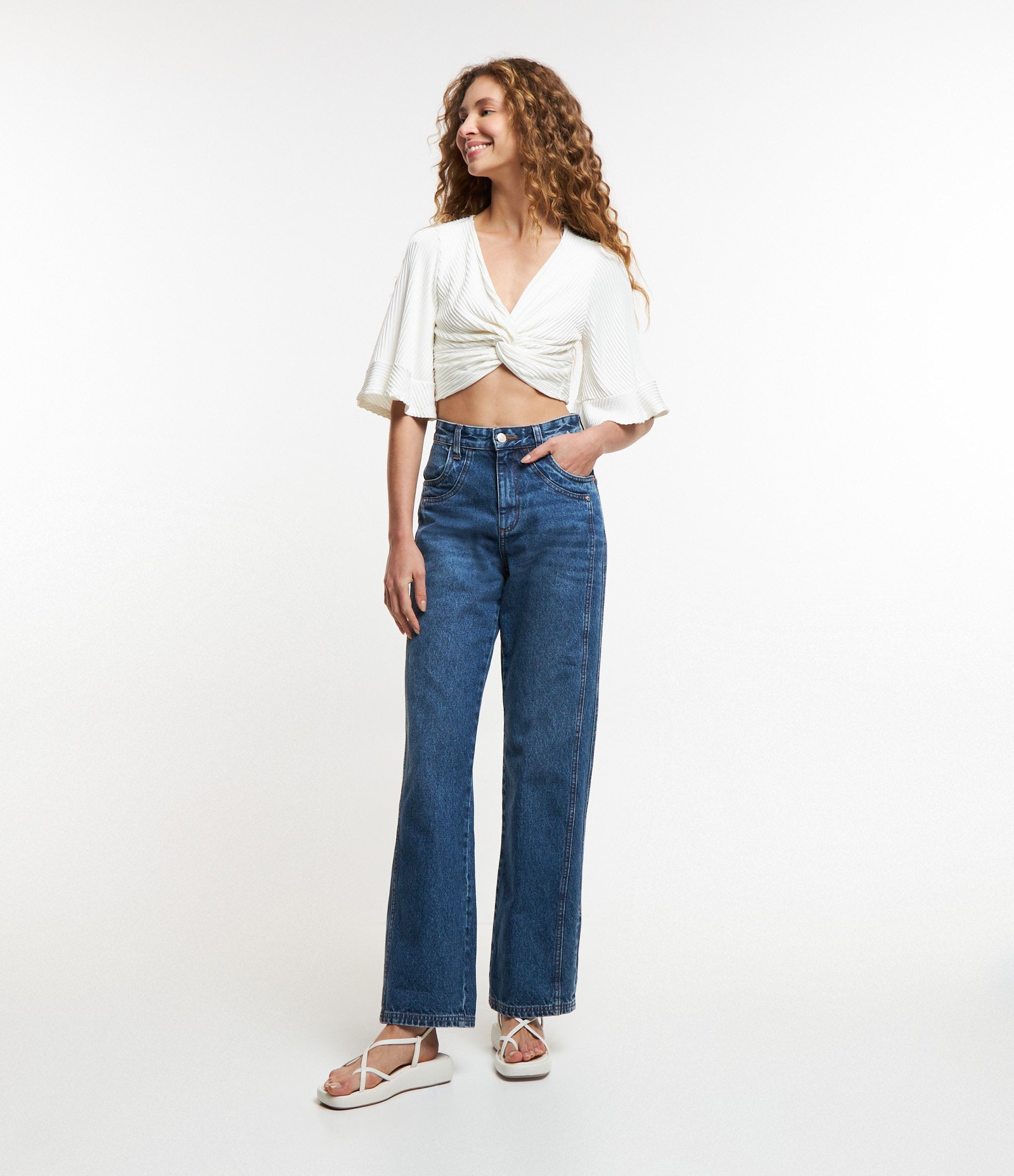 Blusa Cropped Texturizada com Decote Torcido e Manga Godê Branco 2