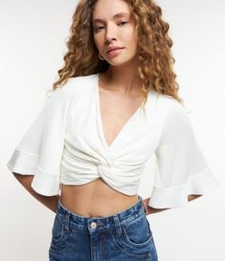 Blusa Cropped Texturizada com Decote Torcido e Manga Godê