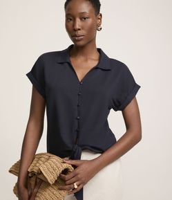 Blusa em Viscose com Abotoamento e Amarração na Barra