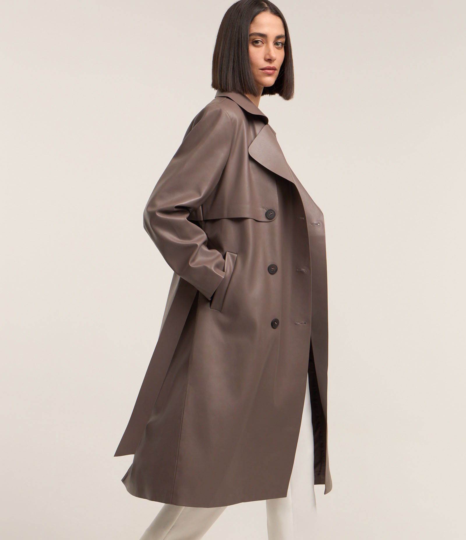 Casaco Trench Coat em Material Sintético com Amarração na Cintura Marrom Acinzentado 1