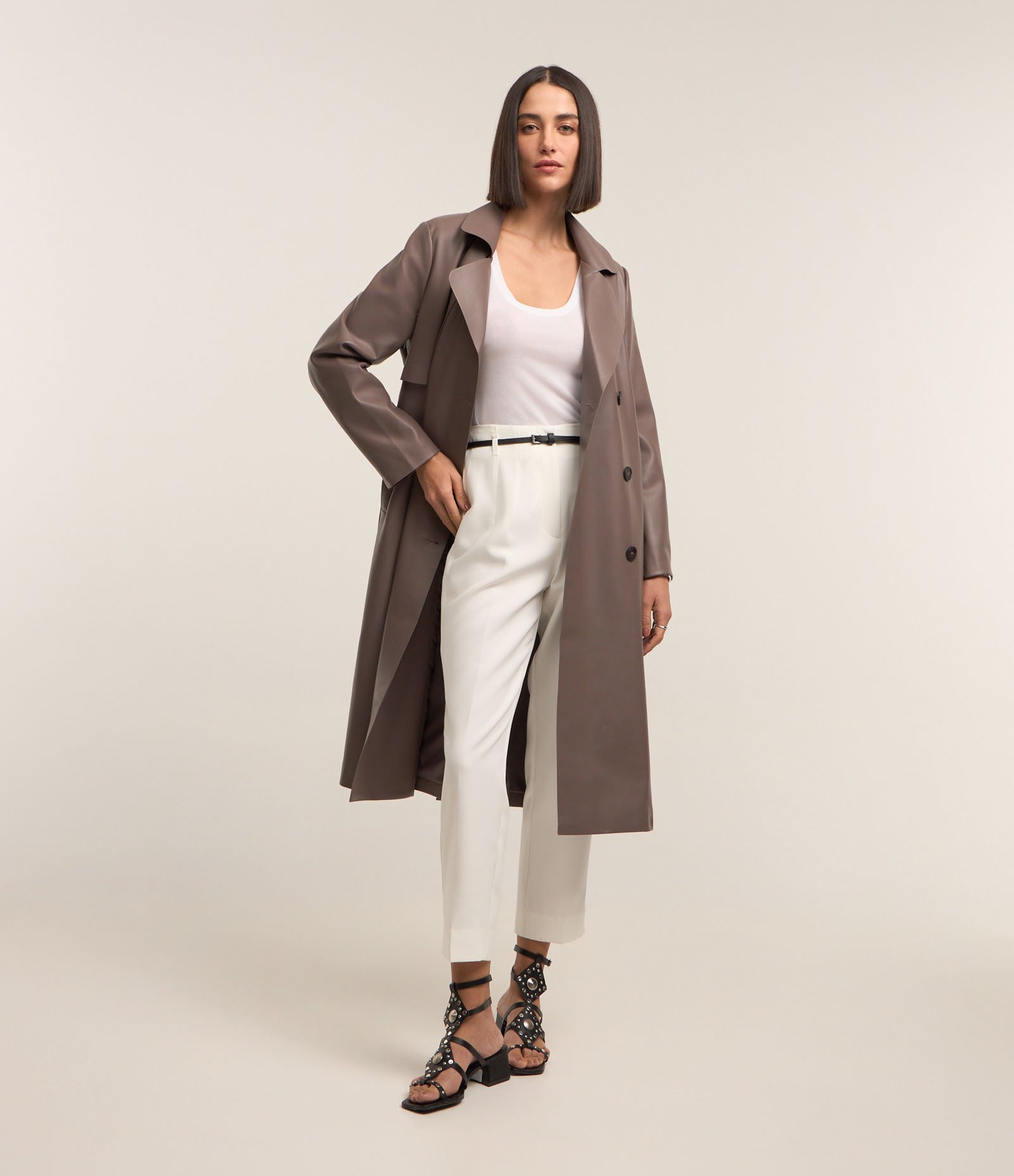 Casaco Trench Coat em Material Sintético com Amarração na Cintura Marrom Acinzentado 2