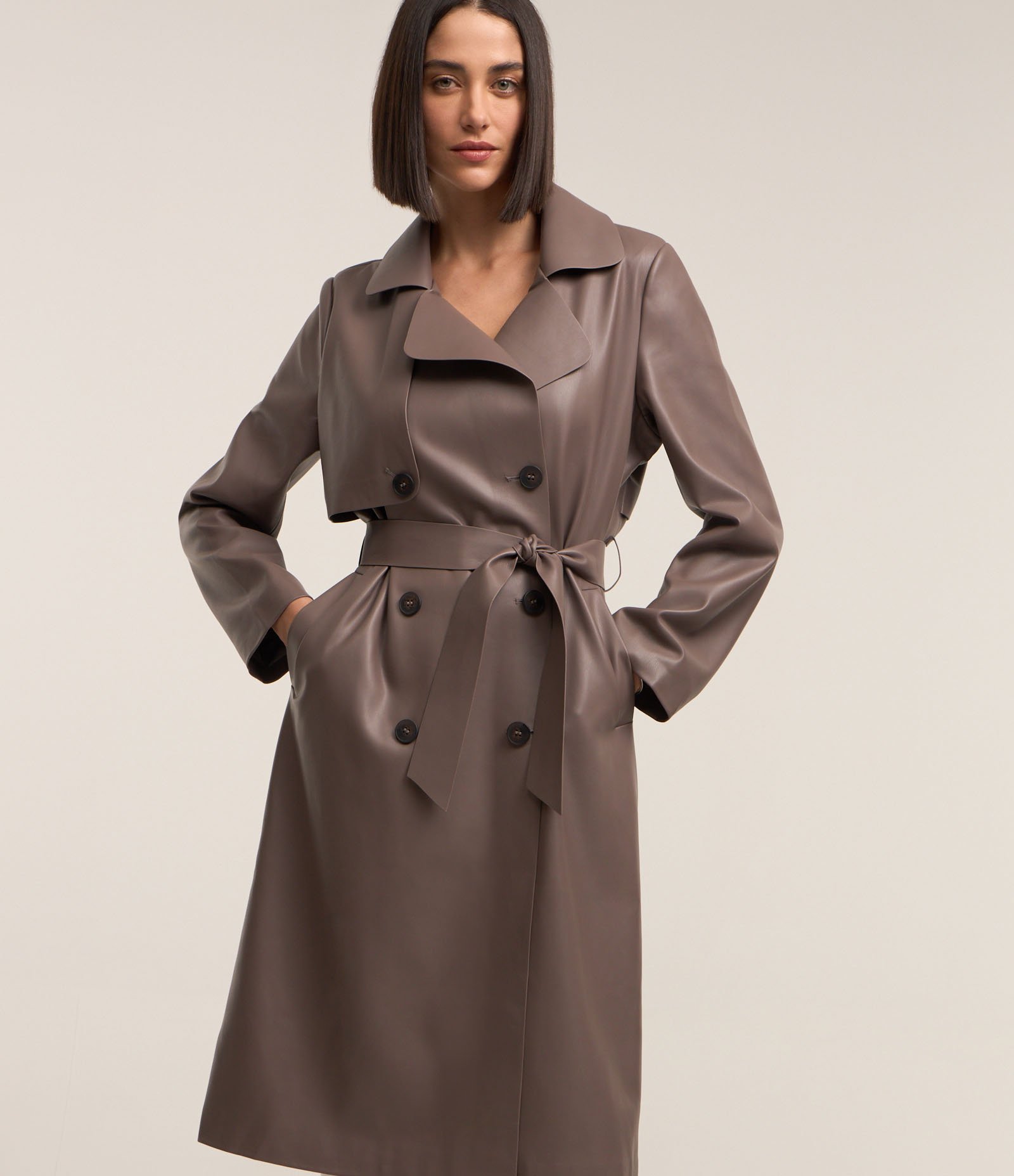 Casaco Trench Coat em Material Sintético com Amarração na Cintura Marrom Acinzentado 3