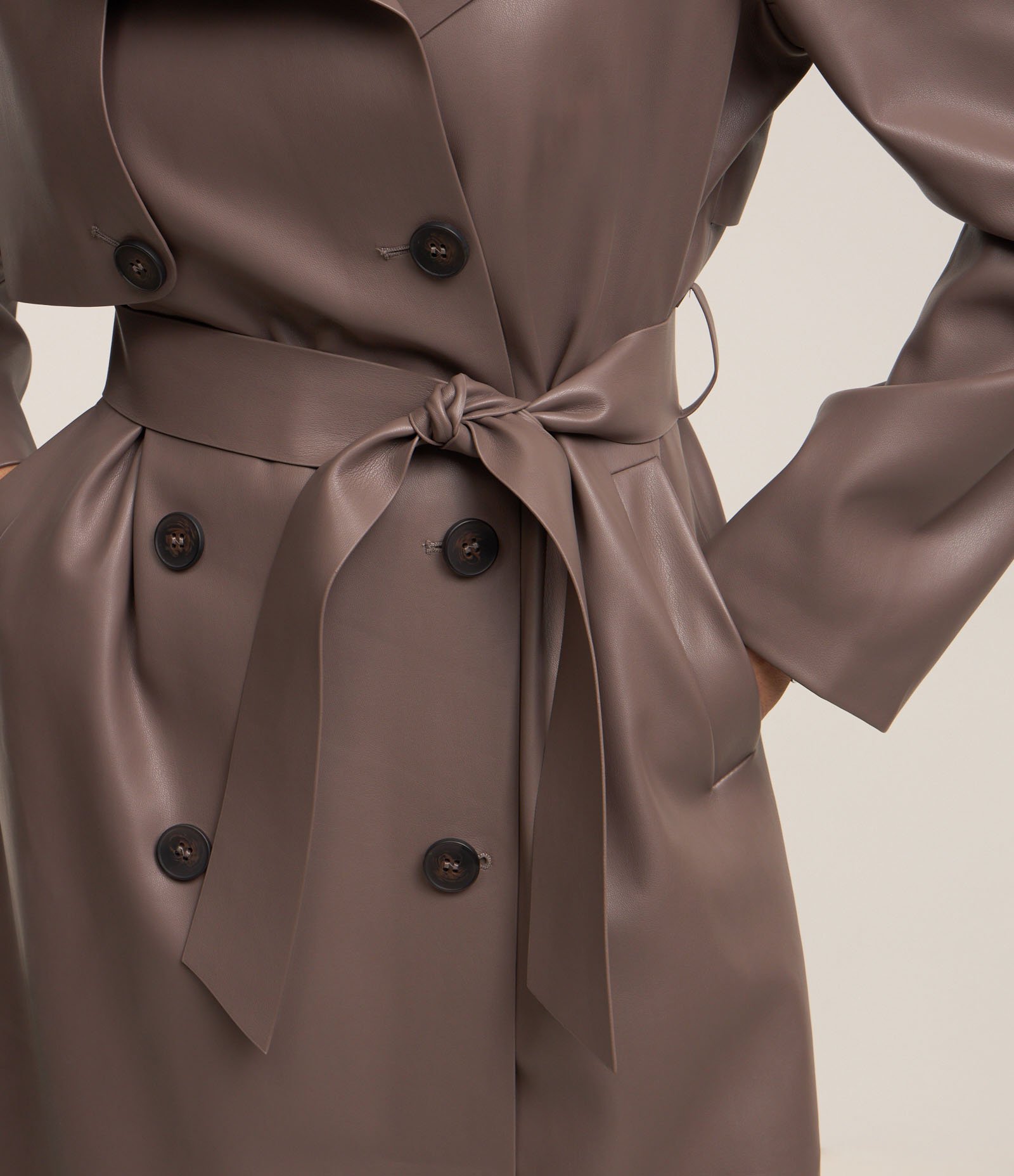 Casaco Trench Coat em Material Sintético com Amarração na Cintura Marrom Acinzentado 4