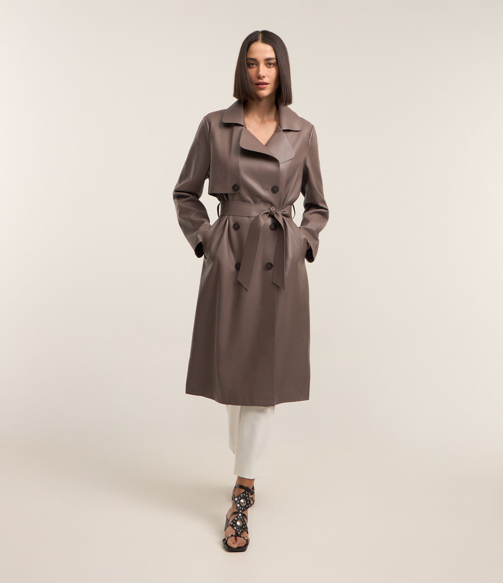 Casaco Trench Coat em Material Sintético com Amarração na Cintura Marrom Acinzentado 5