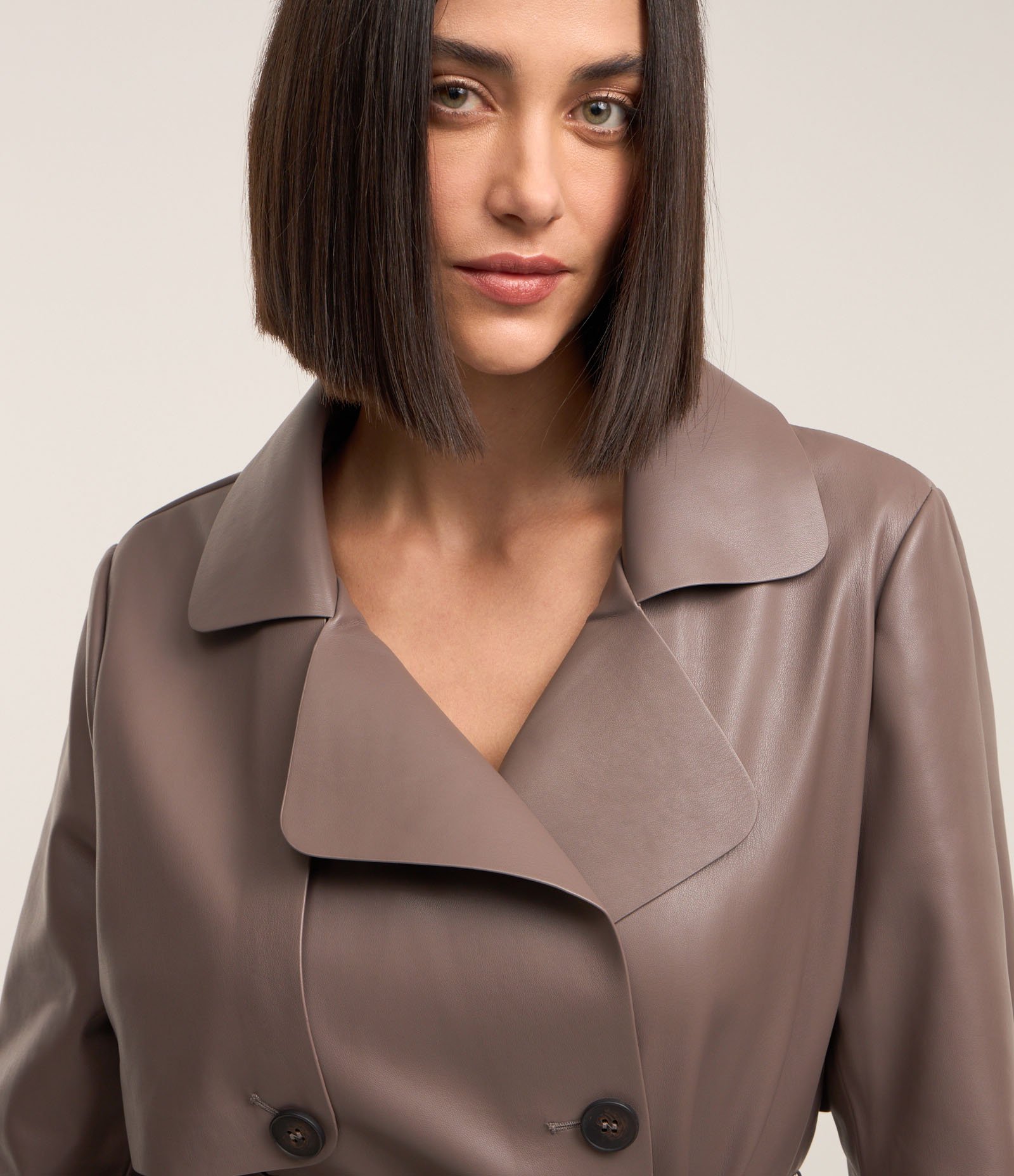 Casaco Trench Coat em Material Sintético com Amarração na Cintura Marrom Acinzentado 6