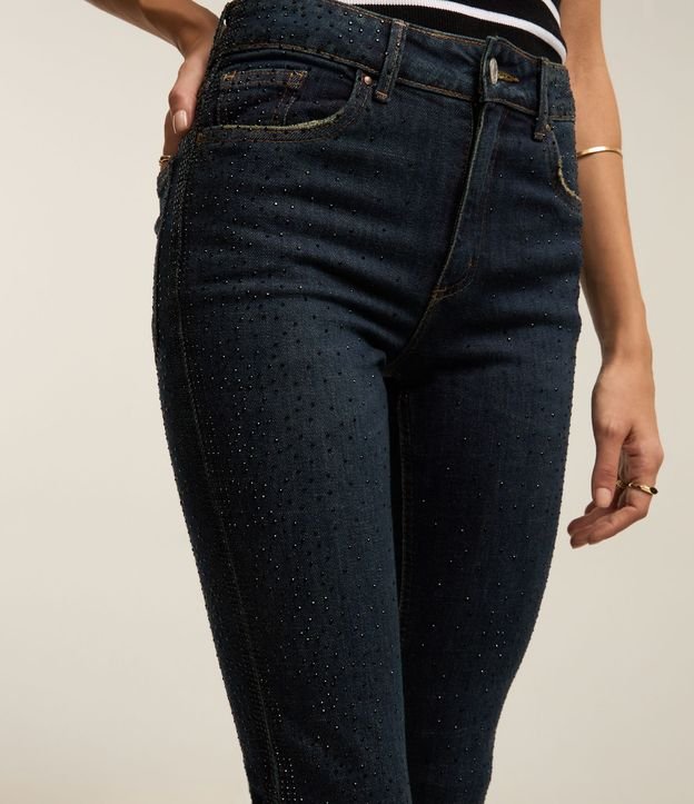 Calça Slim Cintura Média em Jeans com Bolsos