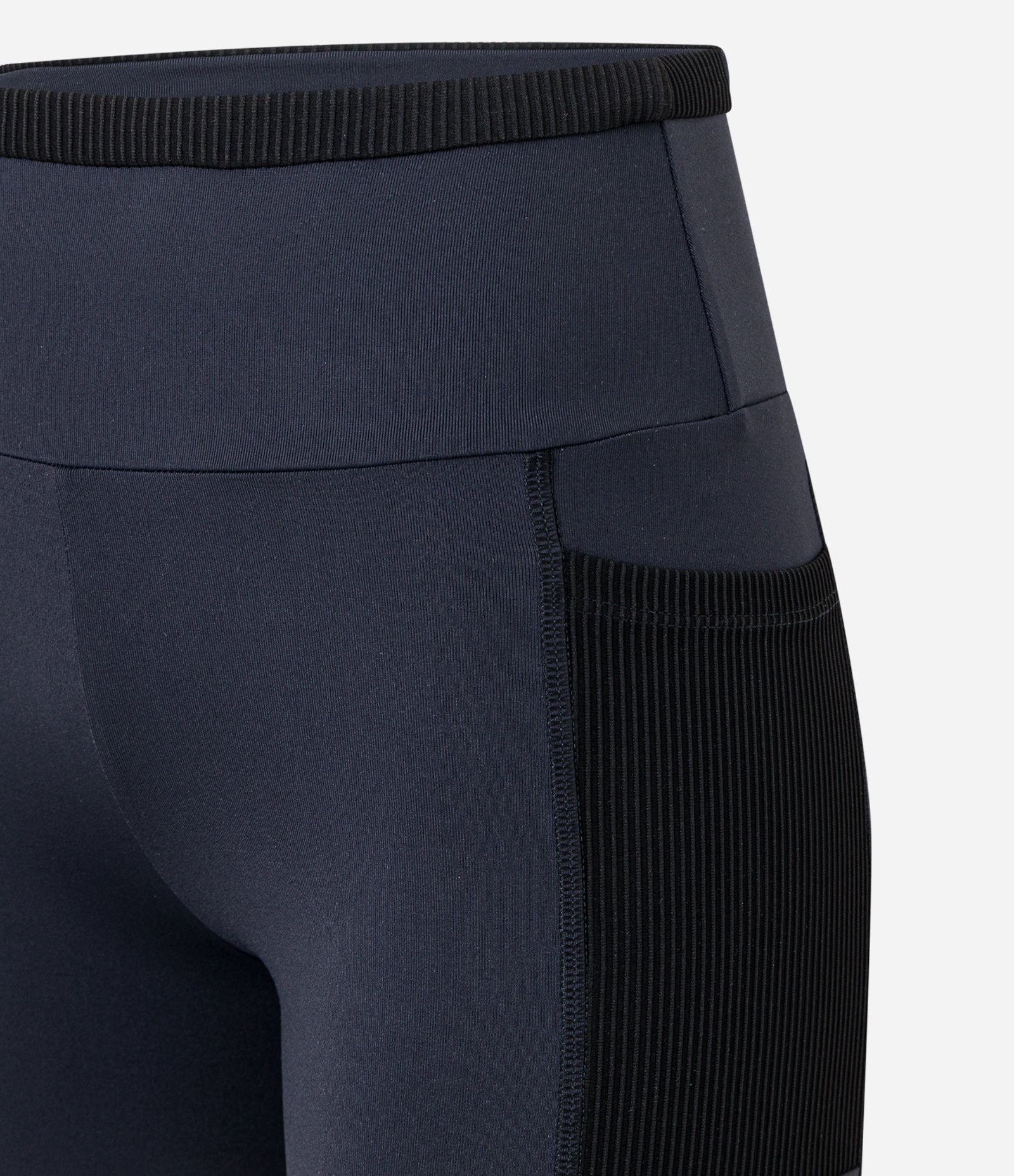 Bermuda Esportiva em Microfibra com Cós Dobrado com Textura Preto 6