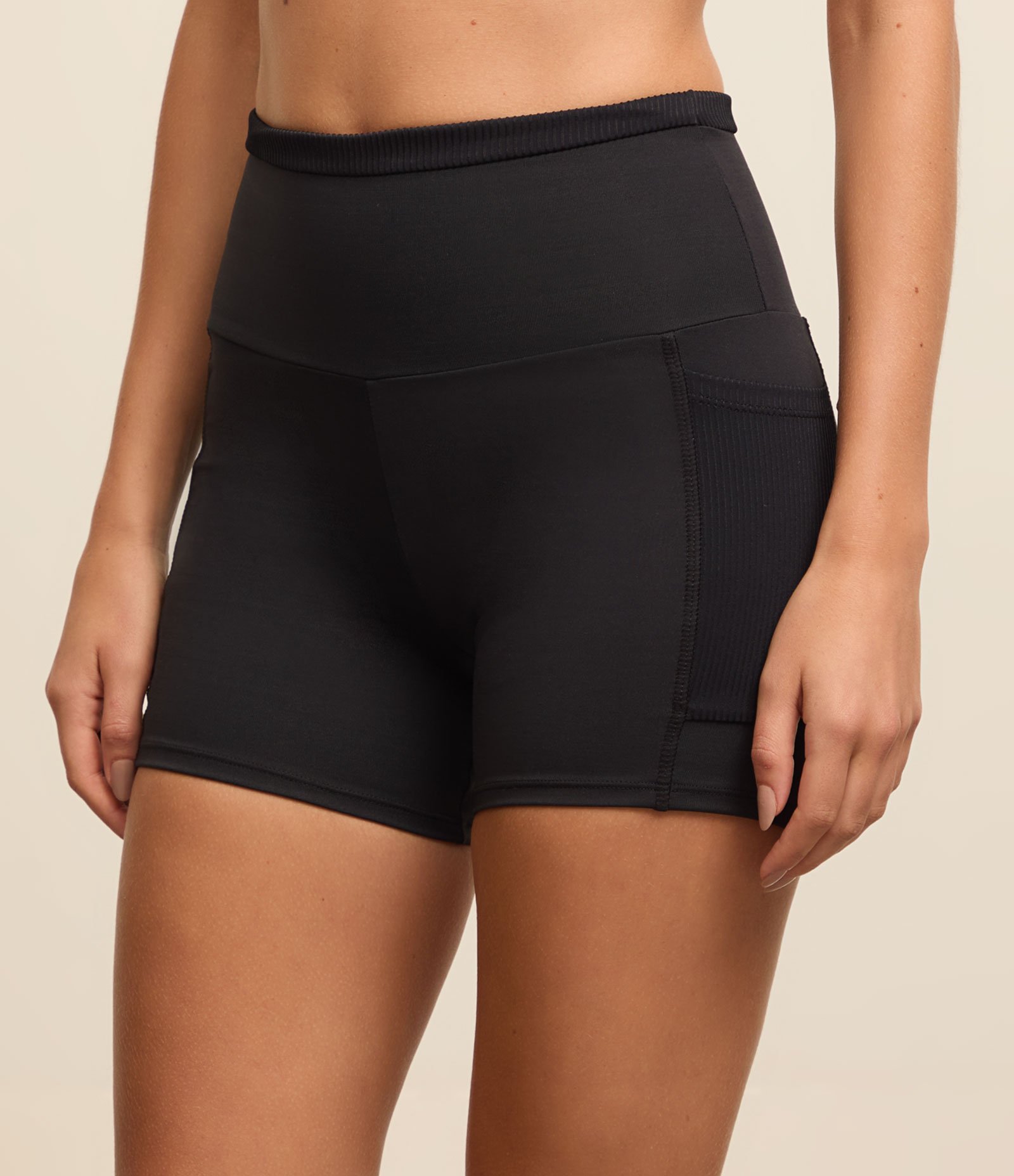 Bermuda Esportiva em Microfibra com Cós Dobrado com Textura Preto 2