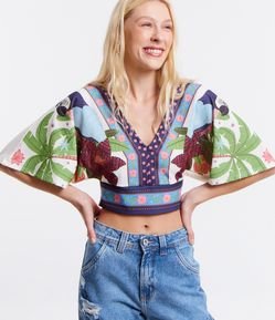 Blusa Cropped com Manga Kimono e Estampa Tropical