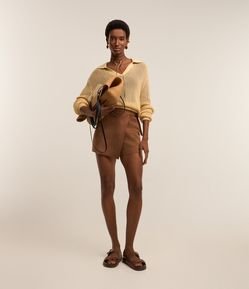 Short Saia em Suede com Fivela Lateral