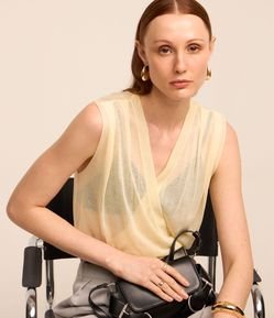 Body com Decote V Transpassado e Pregas nos Ombros