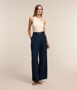 Calça Wide Leg Alfaiatada com Cinto de Fivela Diferenciada