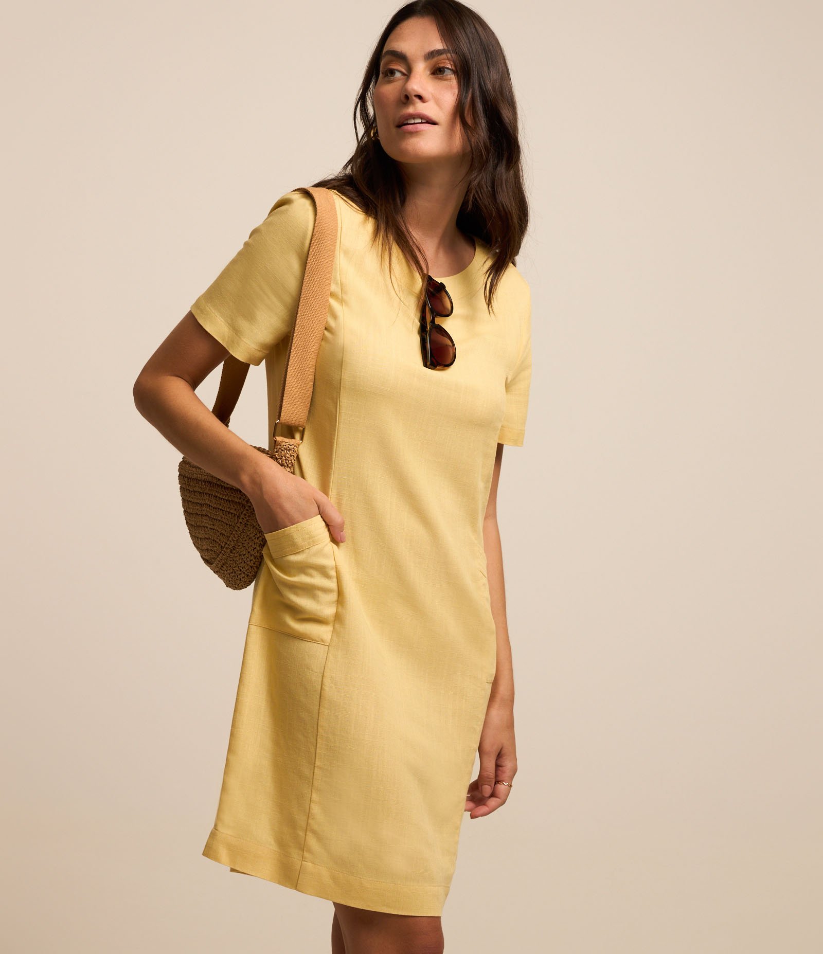 Vestido T-shirt em Viscolinho com Bolsos Laterais Amarelo 1