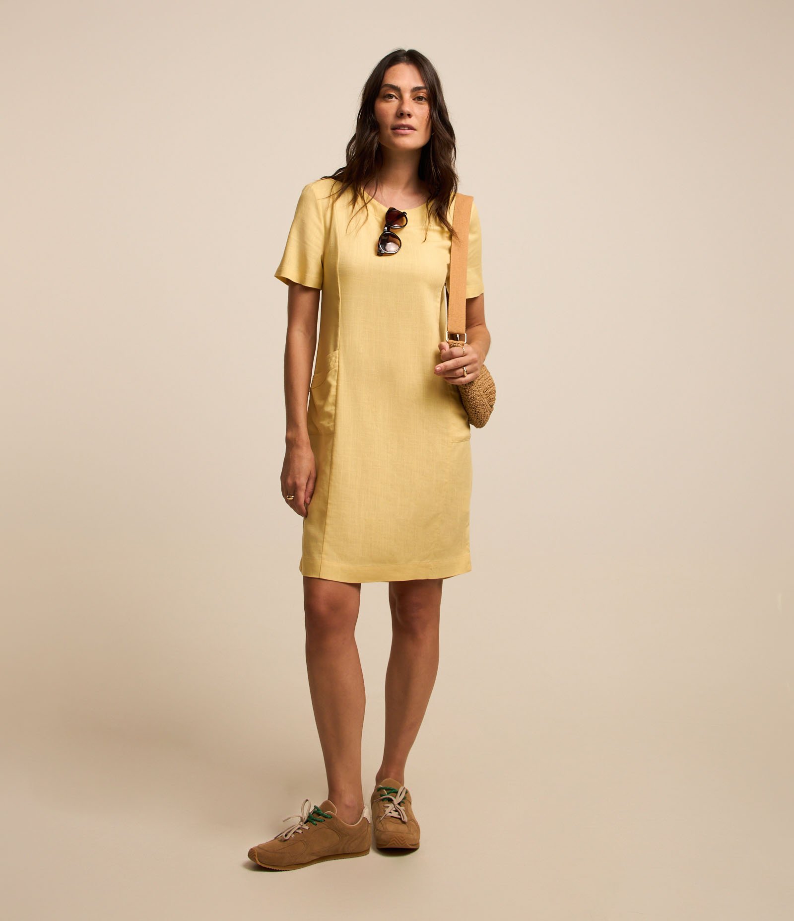 Vestido T-shirt em Viscolinho com Bolsos Laterais Amarelo 2