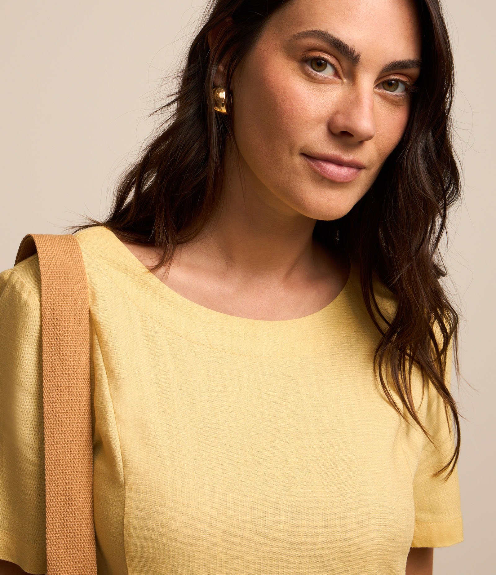 Vestido T-shirt em Viscolinho com Bolsos Laterais Amarelo 3