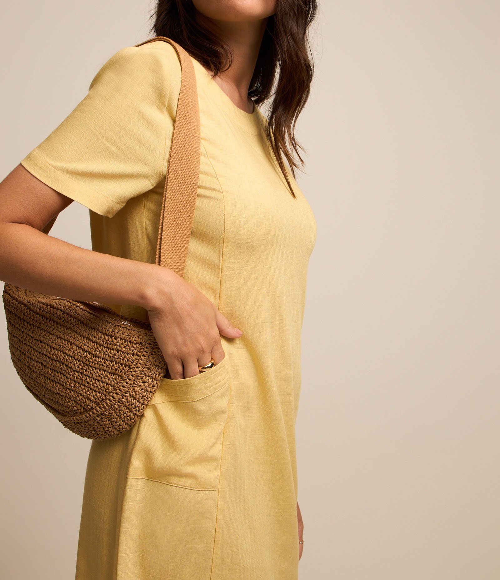 Vestido T-shirt em Viscolinho com Bolsos Laterais Amarelo 4