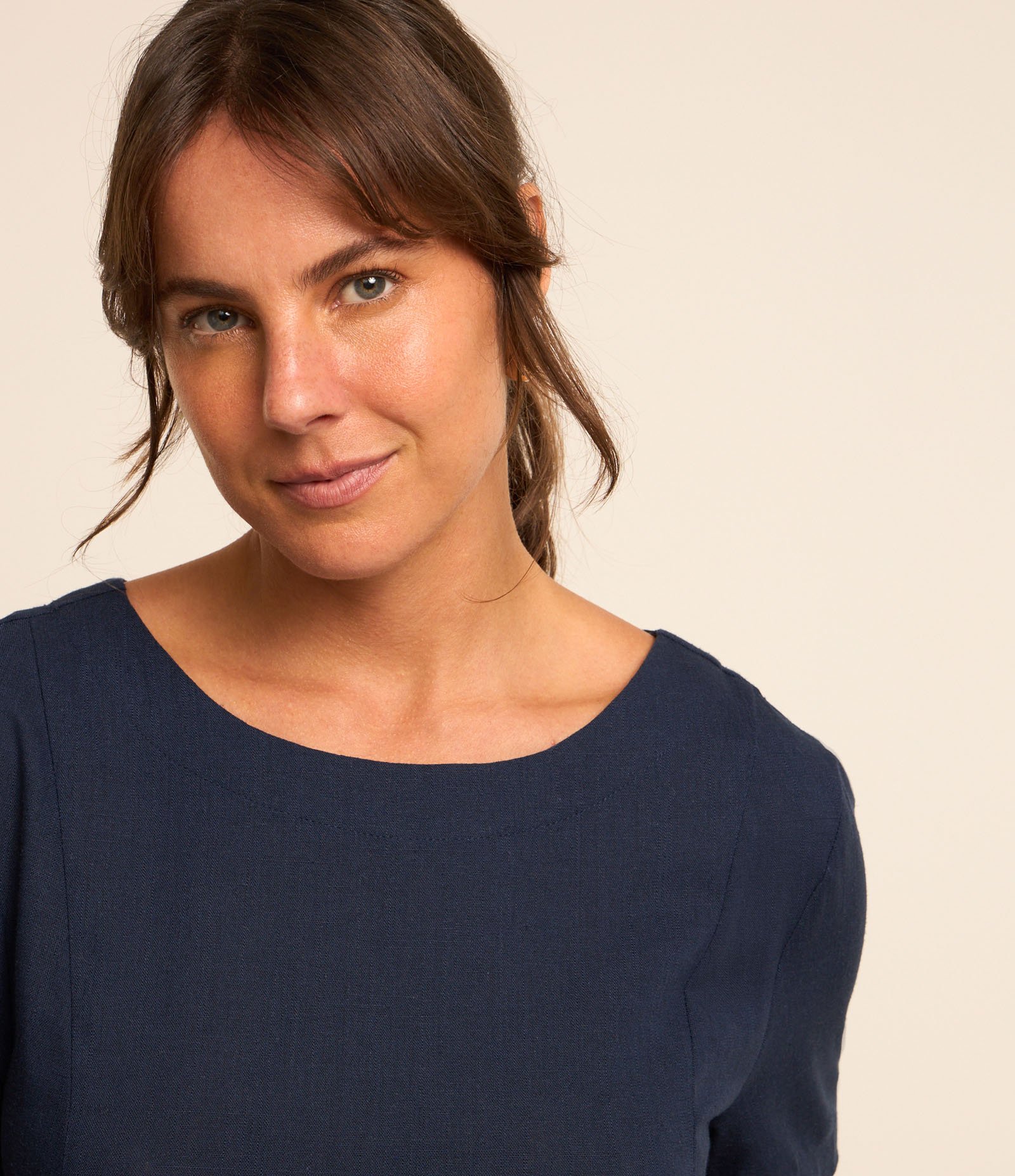 Vestido T-shirt em Viscolinho com Bolsos Laterais Azul Marinho 4