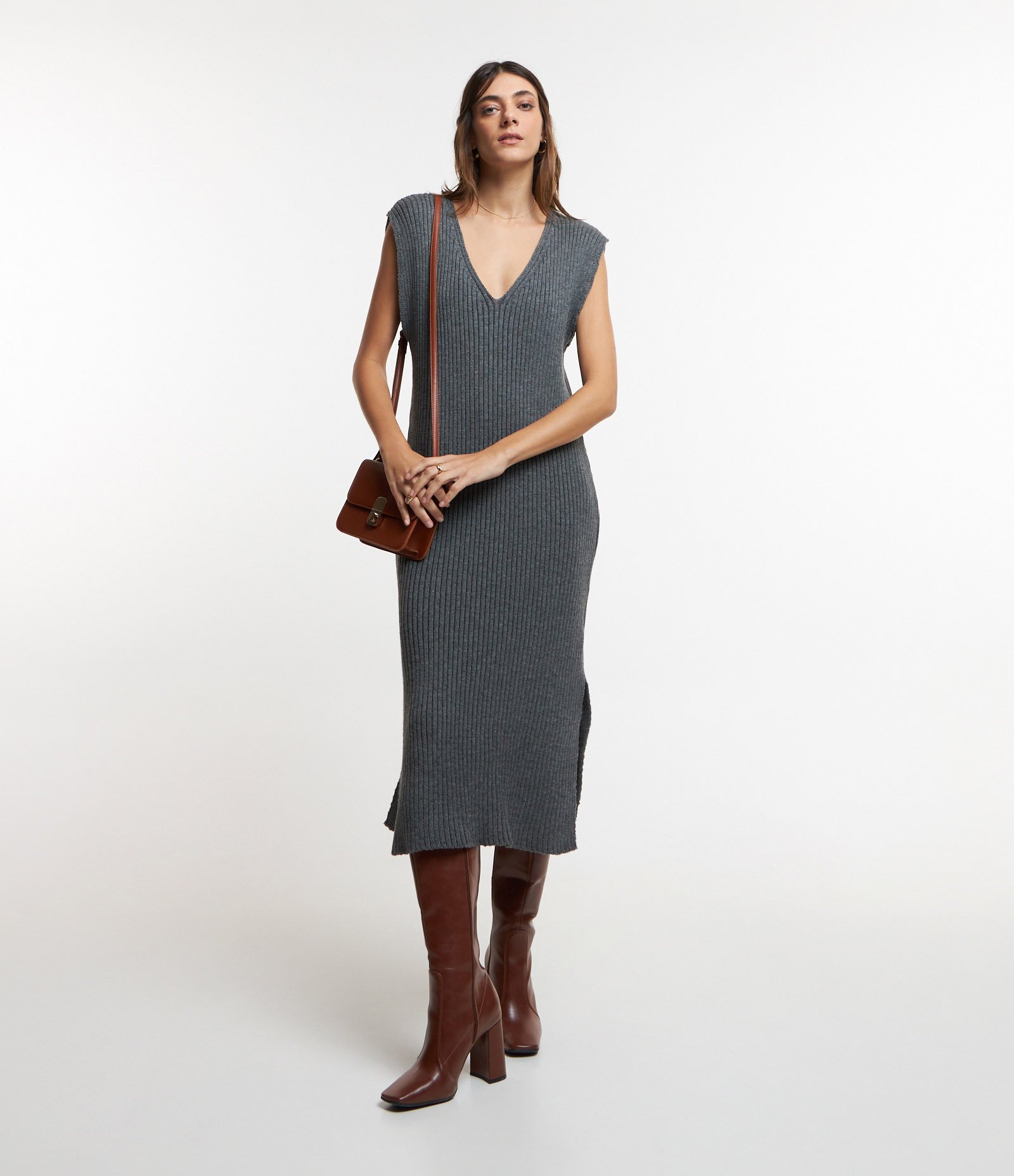 Vestido Midi em Tricô com Fendas Laterais e Textura Canelada Cinza 2
