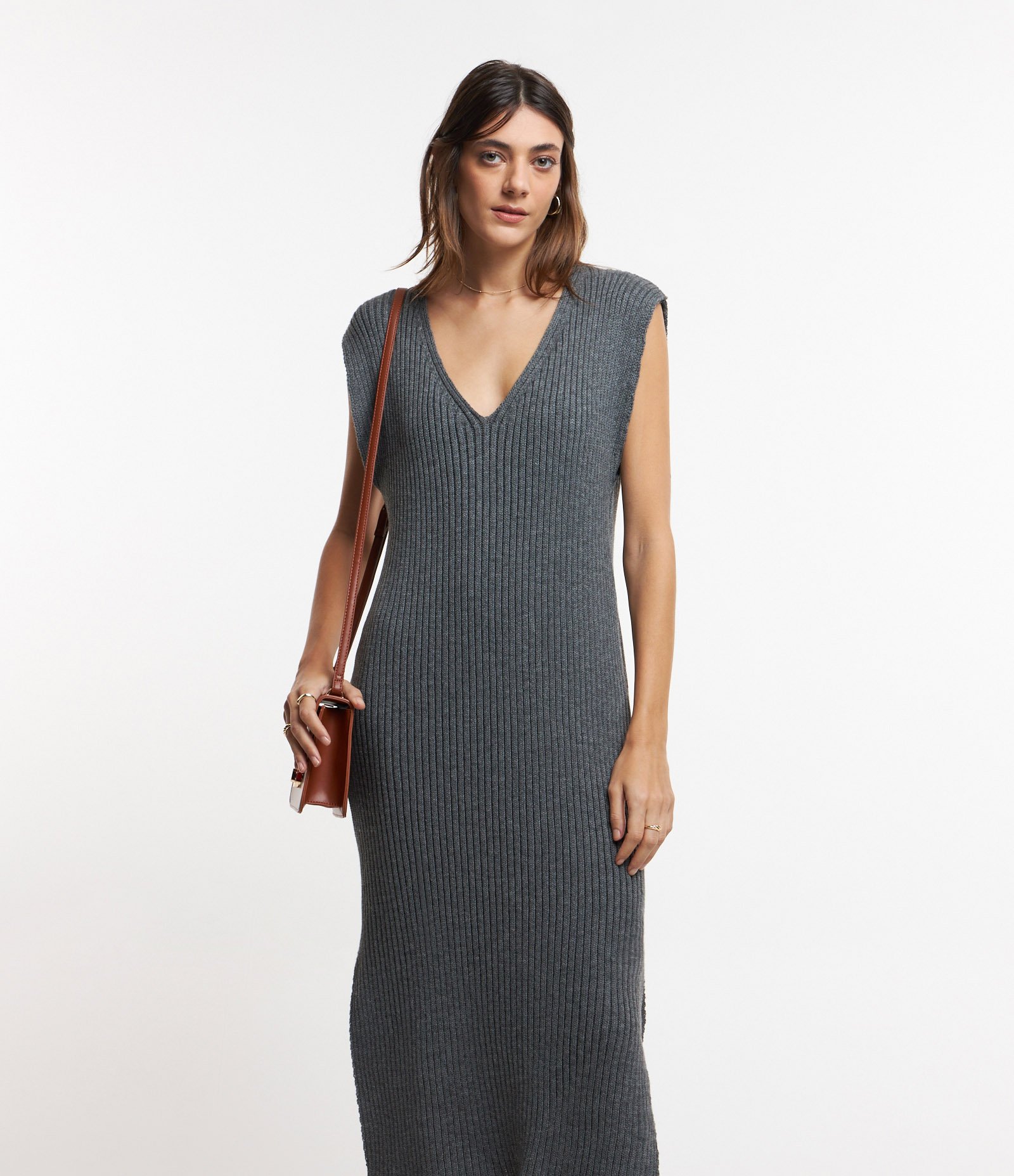 Vestido Midi em Tricô com Fendas Laterais e Textura Canelada Cinza 3