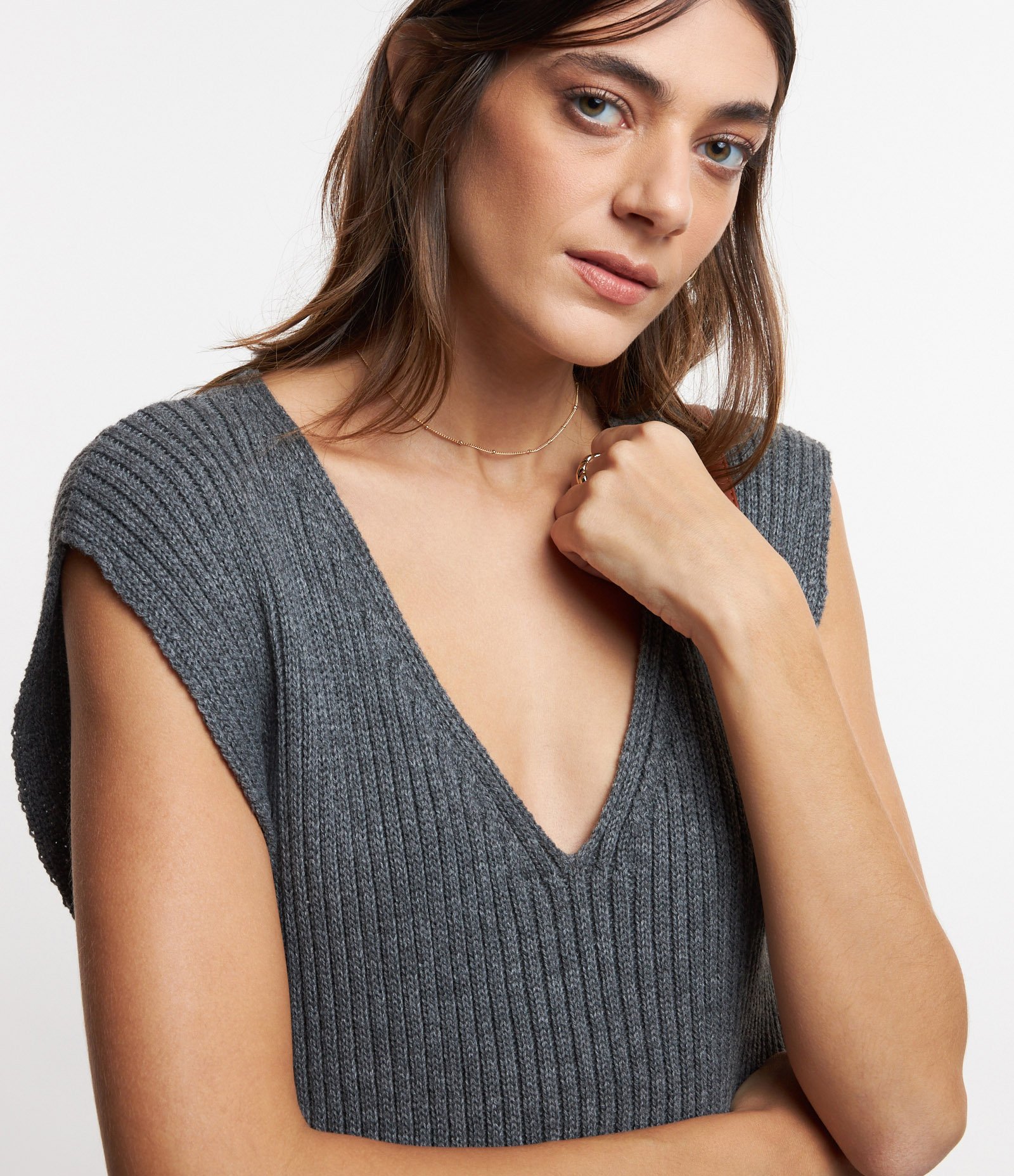 Vestido Midi em Tricô com Fendas Laterais e Textura Canelada Cinza 5