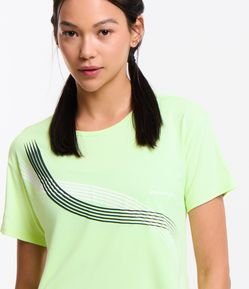 Camiseta Esportiva em Poliamida com Estampa de Listras