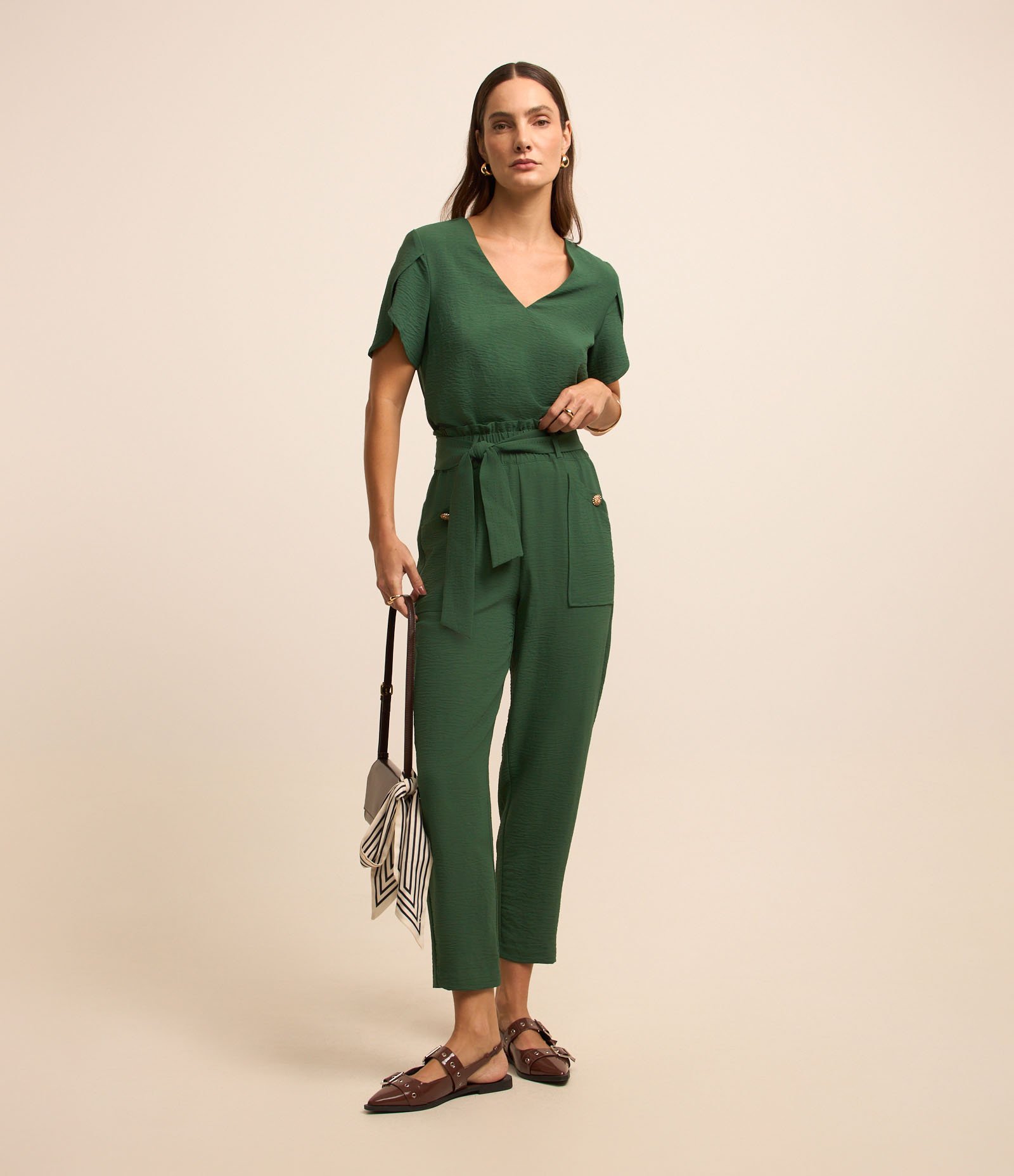 Calça Pantacourt Texturizada com Cinto de Tecido Pespontado Verde 1