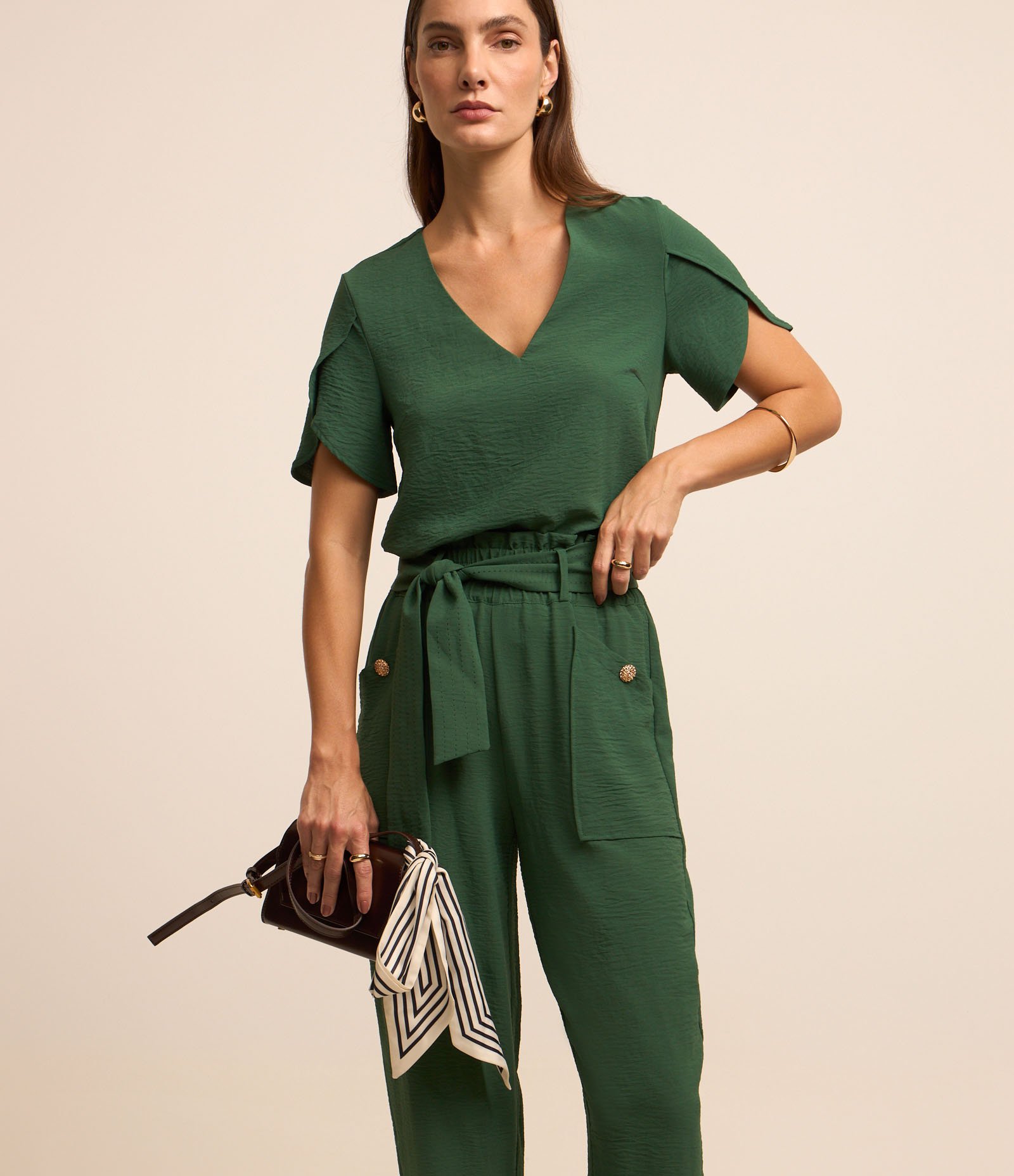 Calça Pantacourt Texturizada com Cinto de Tecido Pespontado Verde 2