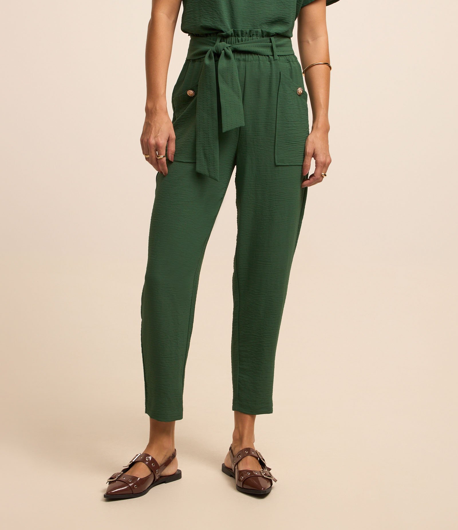 Calça Pantacourt Texturizada com Cinto de Tecido Pespontado Verde 3