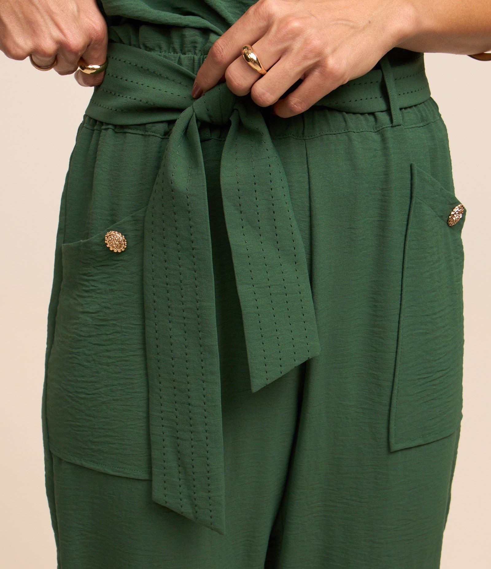 Calça Pantacourt Texturizada com Cinto de Tecido Pespontado Verde 4