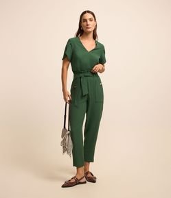 Calça Pantacourt Texturizada com Cinto de Tecido Pespontado