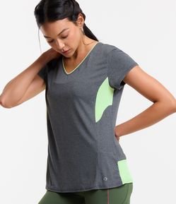 Camiseta Esportiva em Poliamida com Recortes Contrastantes