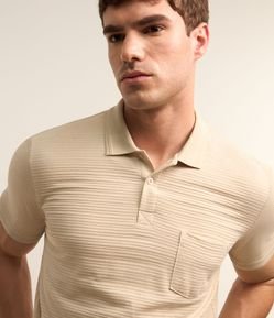 Polo em Algodão Texturizado com Bolso
