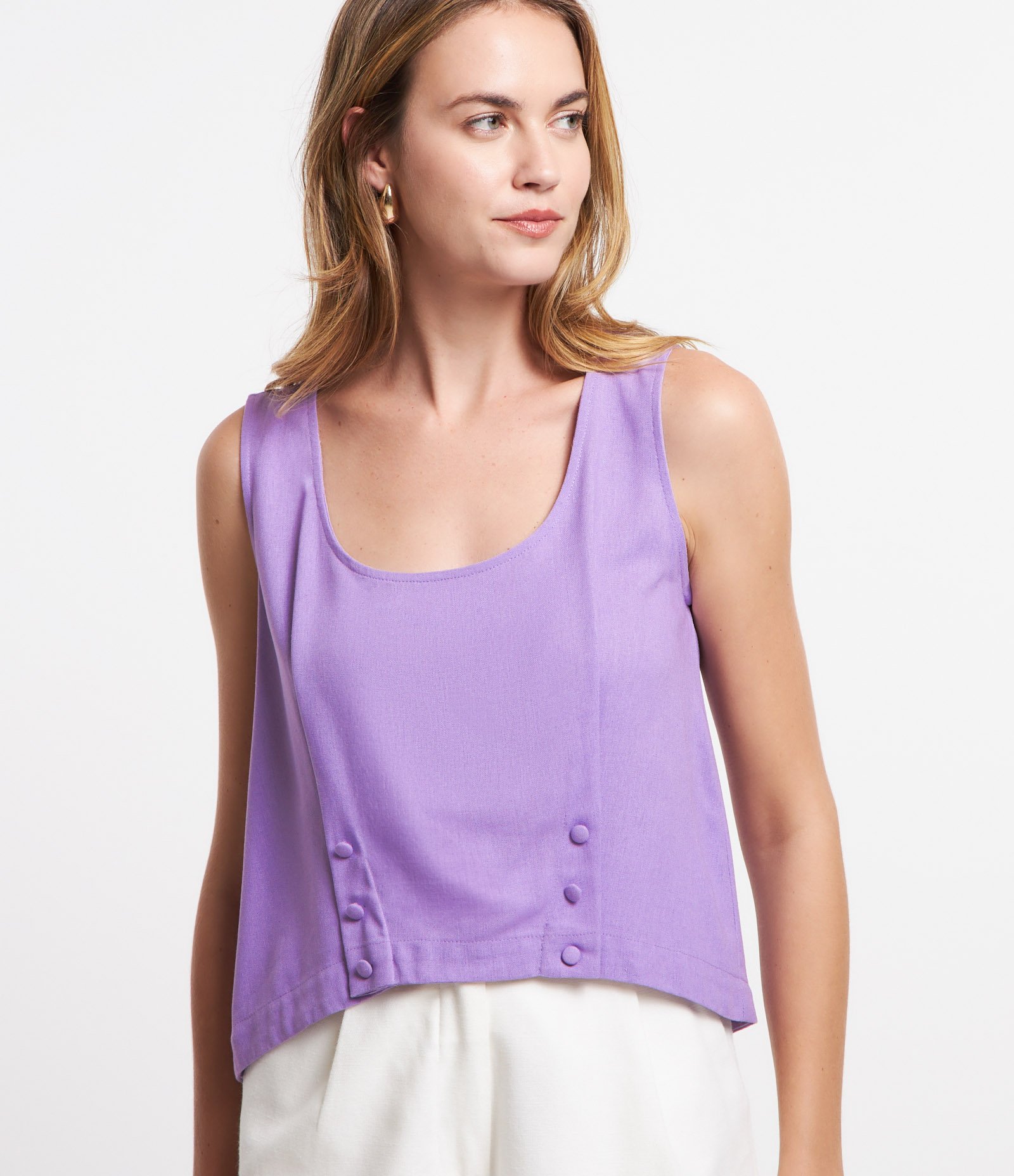 Blusa sem Manga em Viscolinho com Pregas e Detalhes em Botões Lilás 1