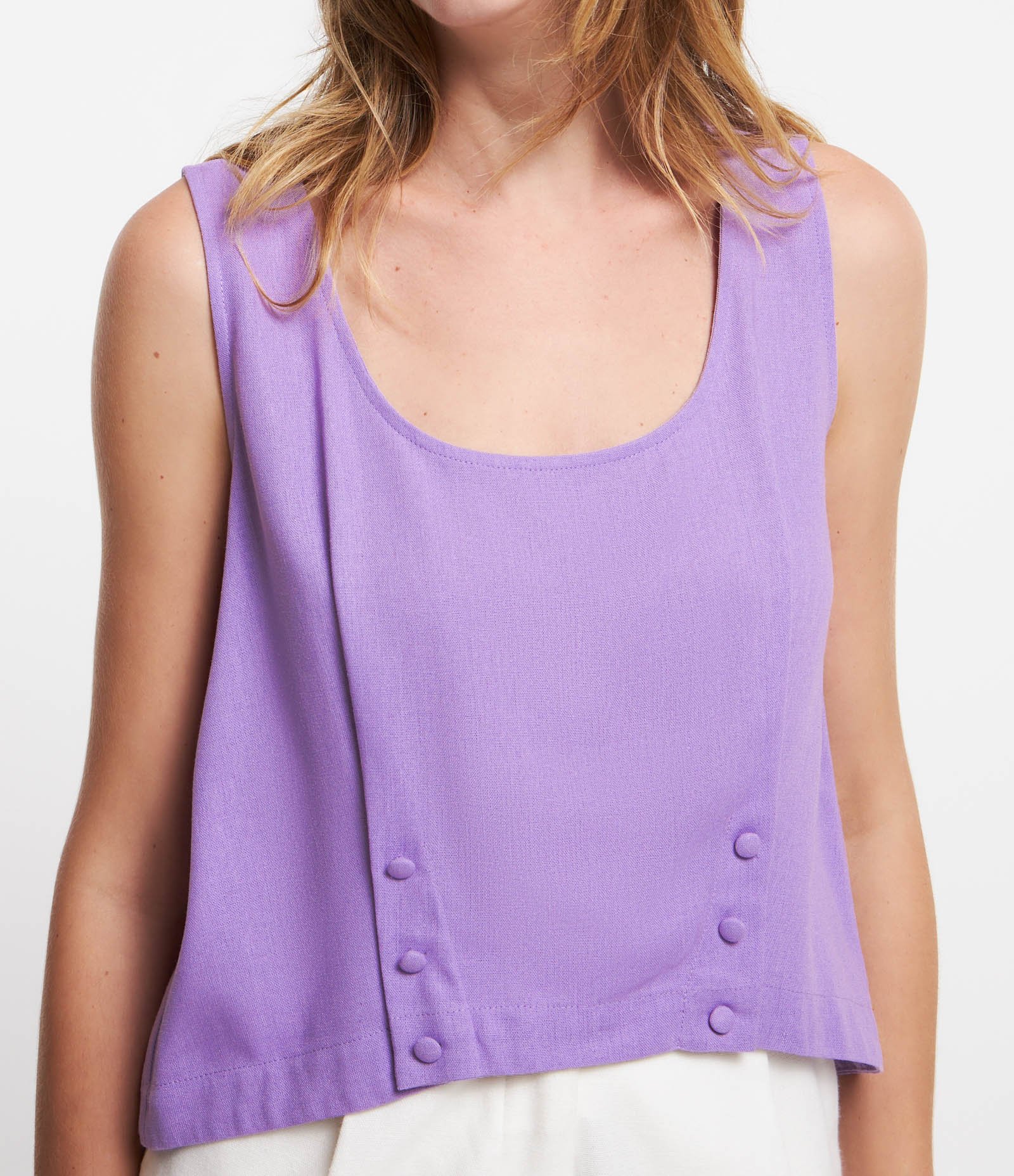 Blusa sem Manga em Viscolinho com Pregas e Detalhes em Botões Lilás 3