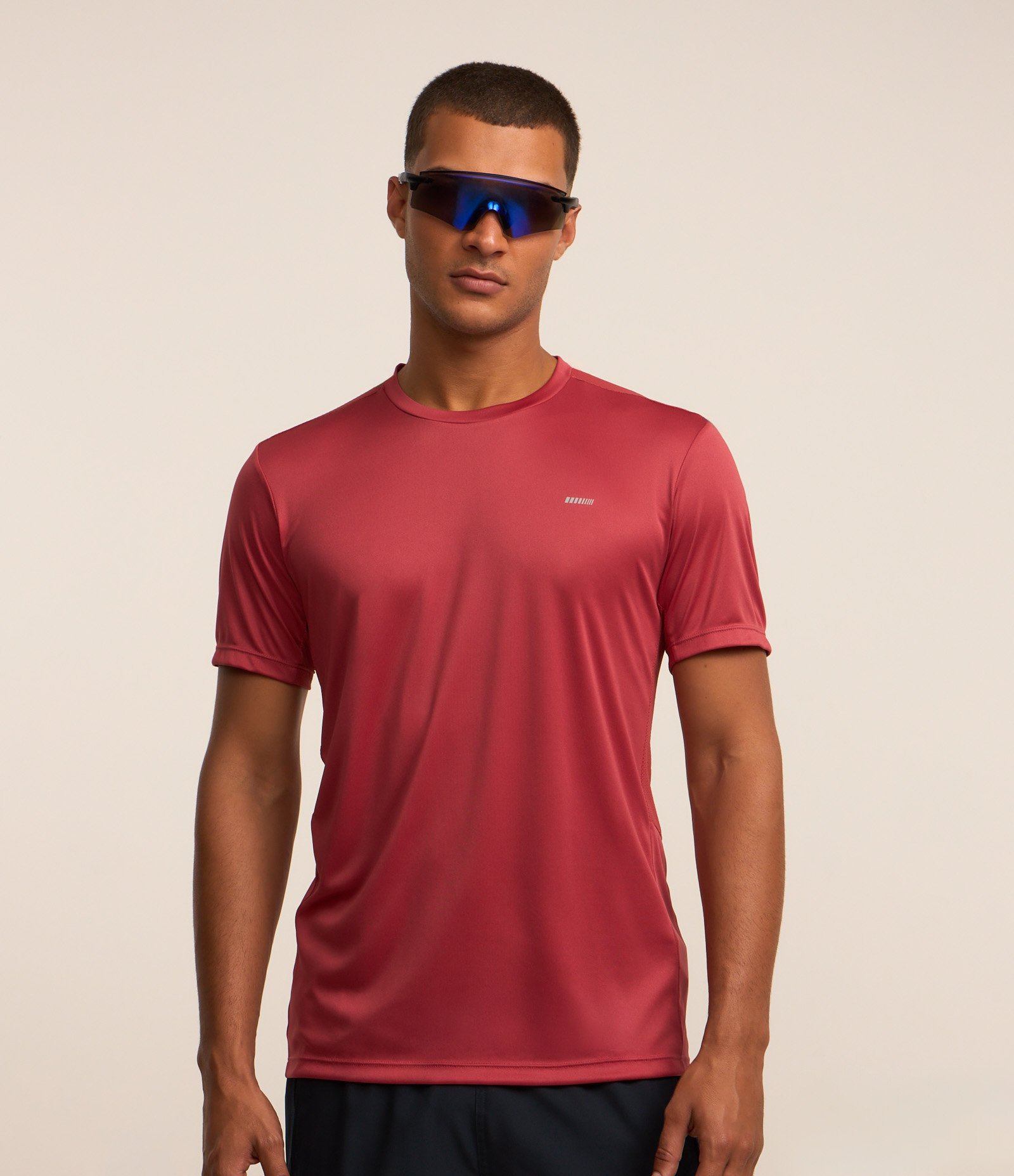 Camiseta Esportiva em Tecnologia Dry com Recortes e Detalhes Refletivos Vermelho 1
