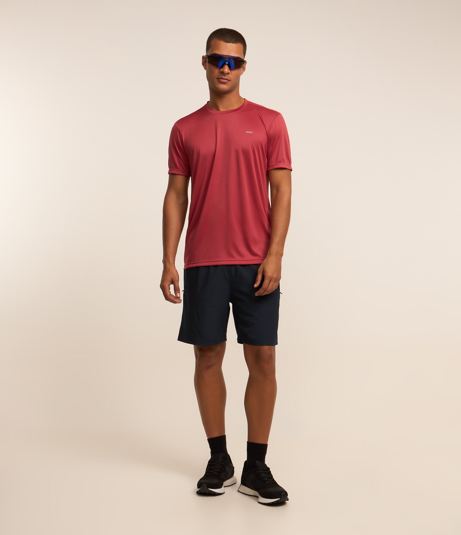 Camiseta Esportiva em Tecnologia Dry com Recortes e Detalhes Refletivos Vermelho 2