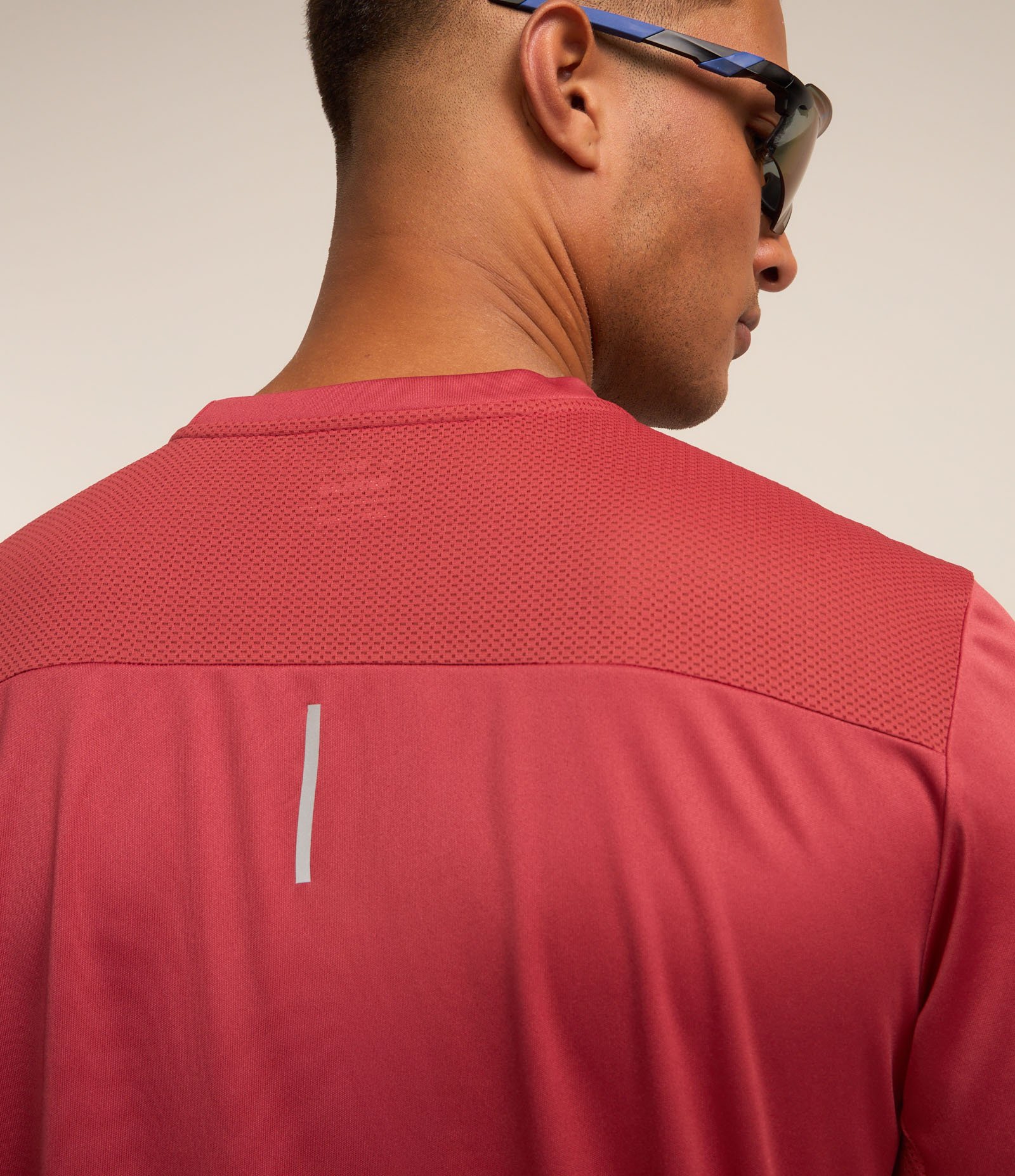 Camiseta Esportiva em Tecnologia Dry com Recortes e Detalhes Refletivos Vermelho 3