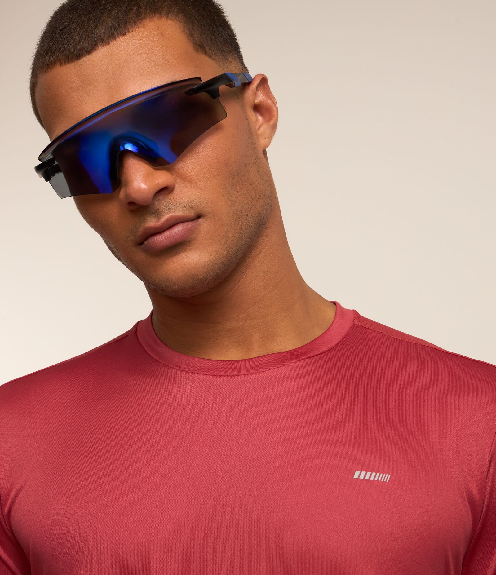 Camiseta Esportiva em Tecnologia Dry com Recortes e Detalhes Refletivos Vermelho 4