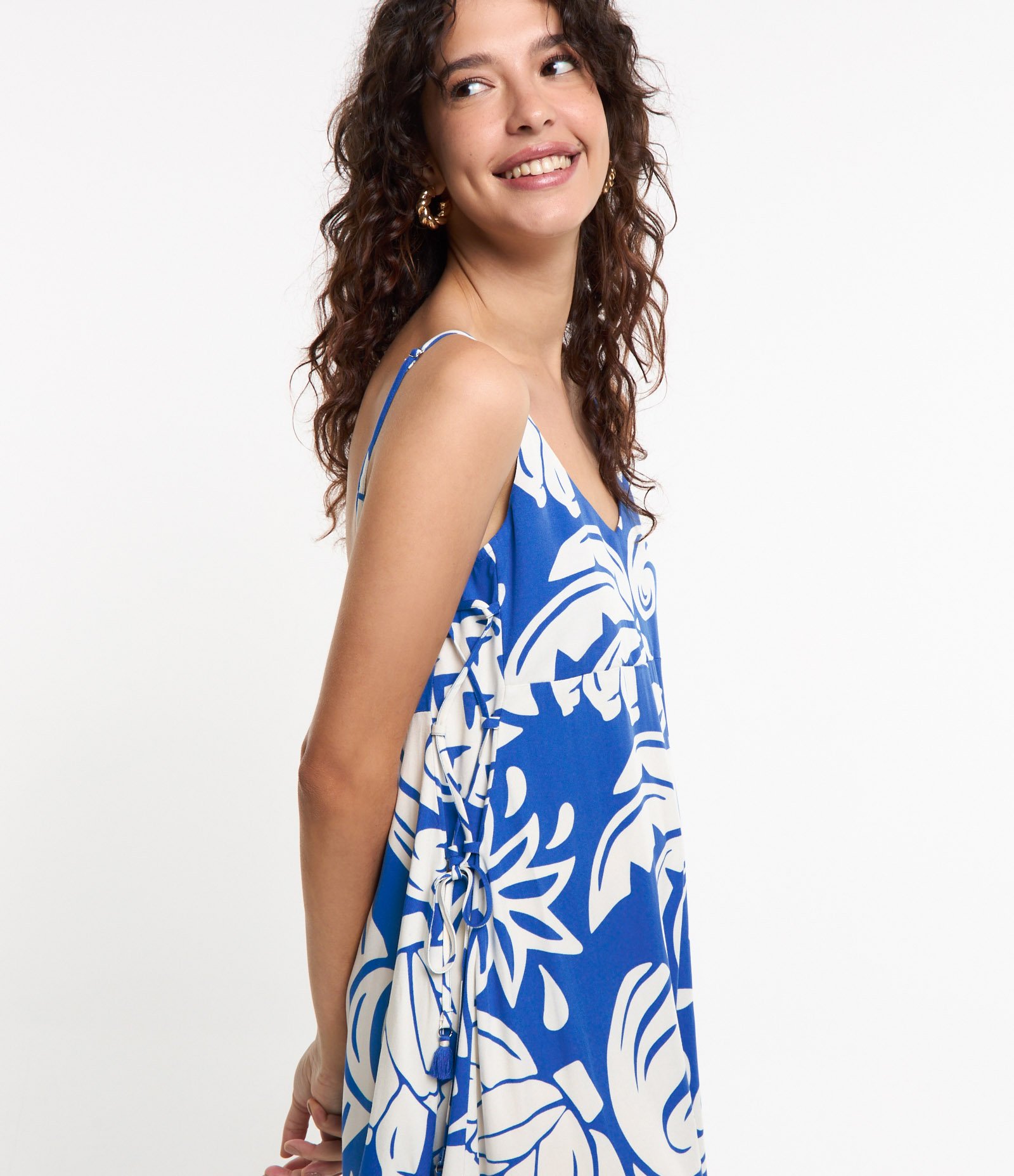 Macacão em Viscose com Amarradinho Lateral e Estampa Verão Azul 5