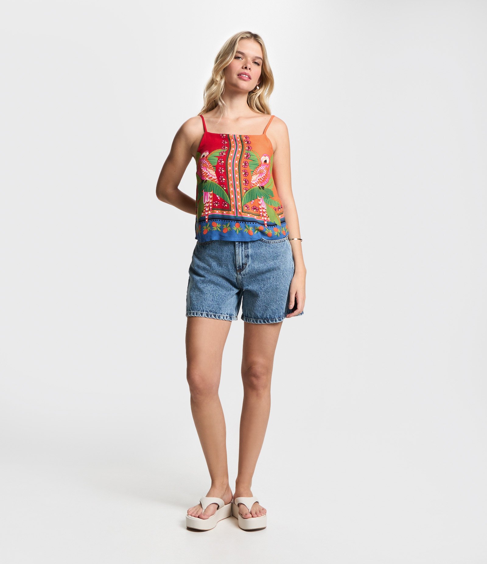Blusa Curta de Alça em Viscose com Estampa Arara e Amarração nas Costas Vermelho 2