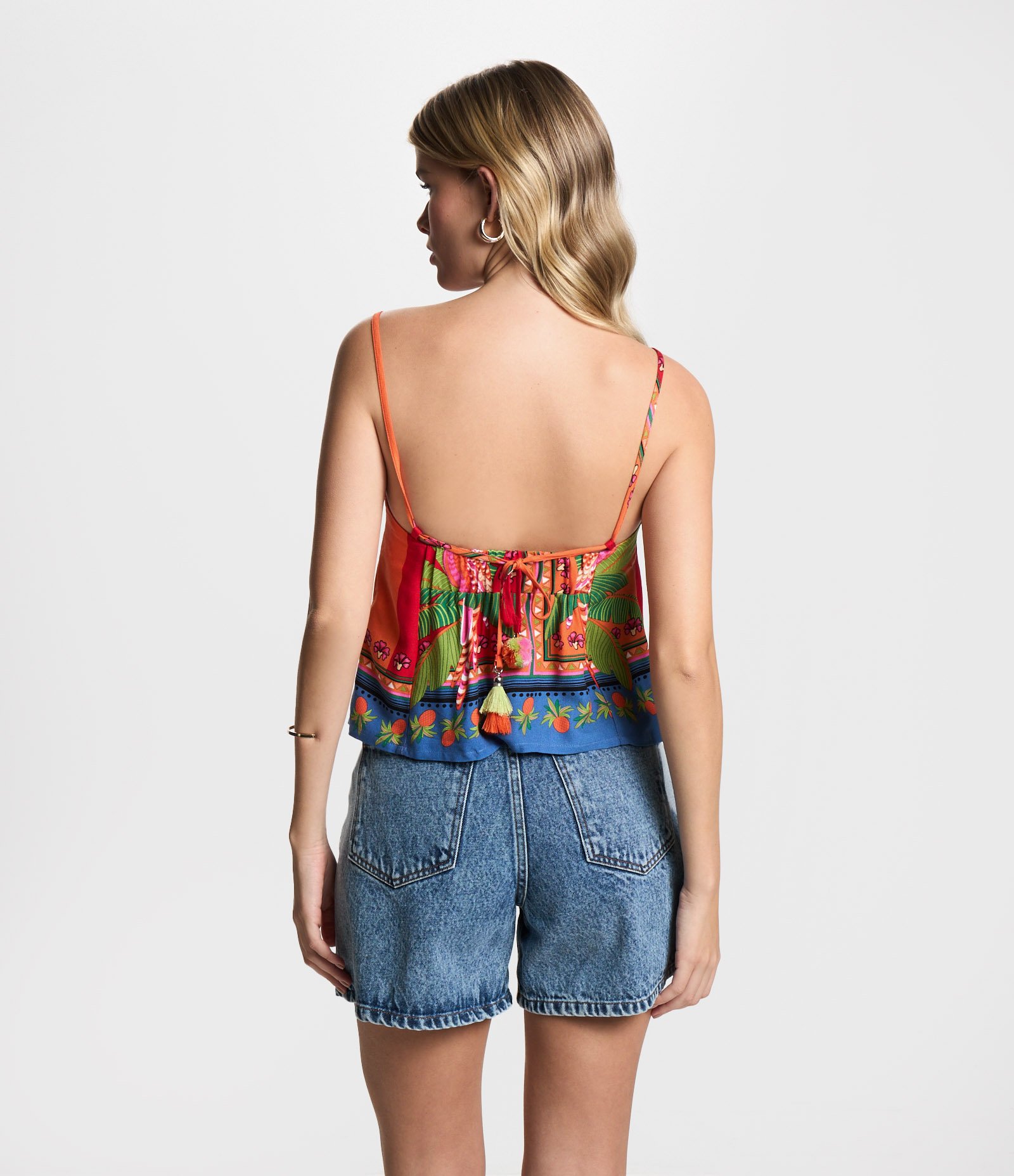 Blusa Curta de Alça em Viscose com Estampa Arara e Amarração nas Costas Vermelho 3