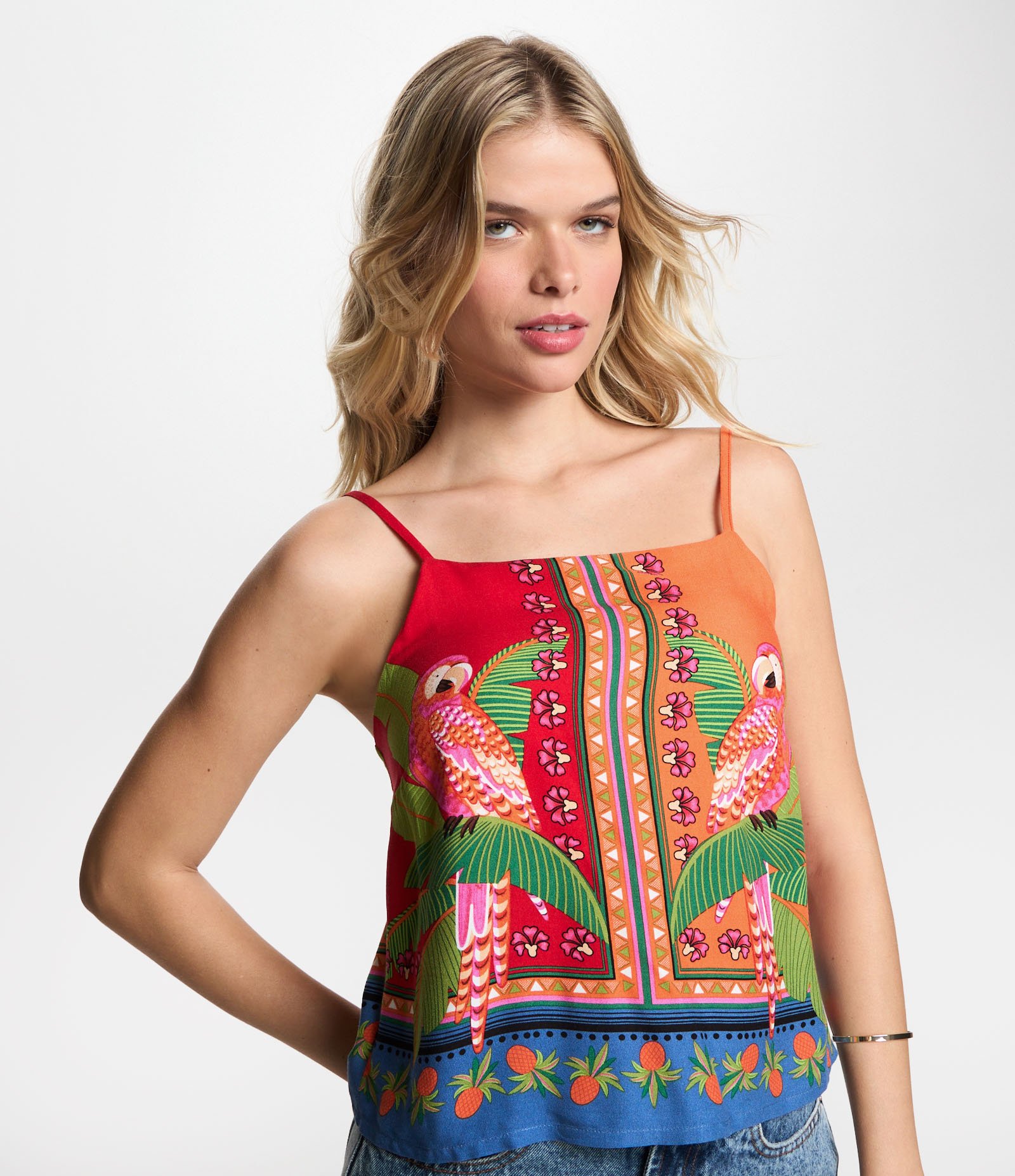 Blusa Curta de Alça em Viscose com Estampa Arara e Amarração nas Costas Vermelho 4