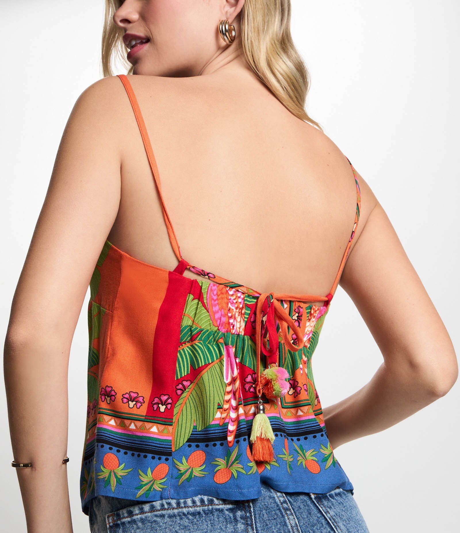 Blusa Curta de Alça em Viscose com Estampa Arara e Amarração nas Costas Vermelho 5