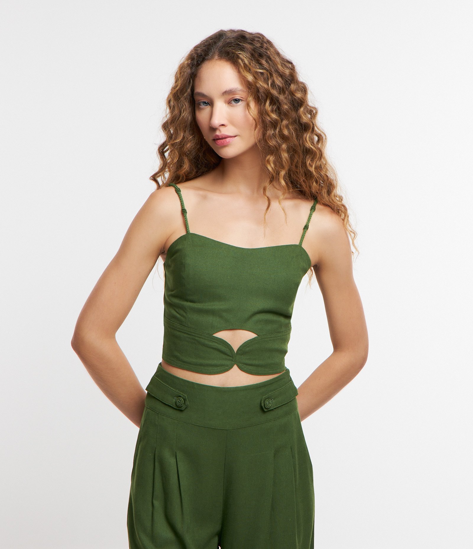 Blusa Cropped com Abertura Frontal e Aviamento nas Alças Verde 1