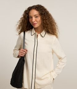 Camisa Alongada em Viscose e Linho com Detalhe Contrastante