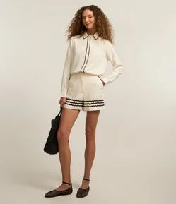 Short Curto em Viscose e Linho com Ondinhas Contrastantes na Barra