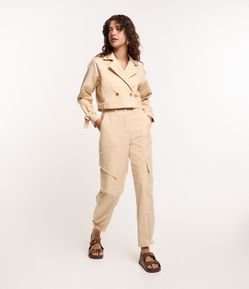 Calça Cenoura em Sarja com Bolso Cargo Diagonal