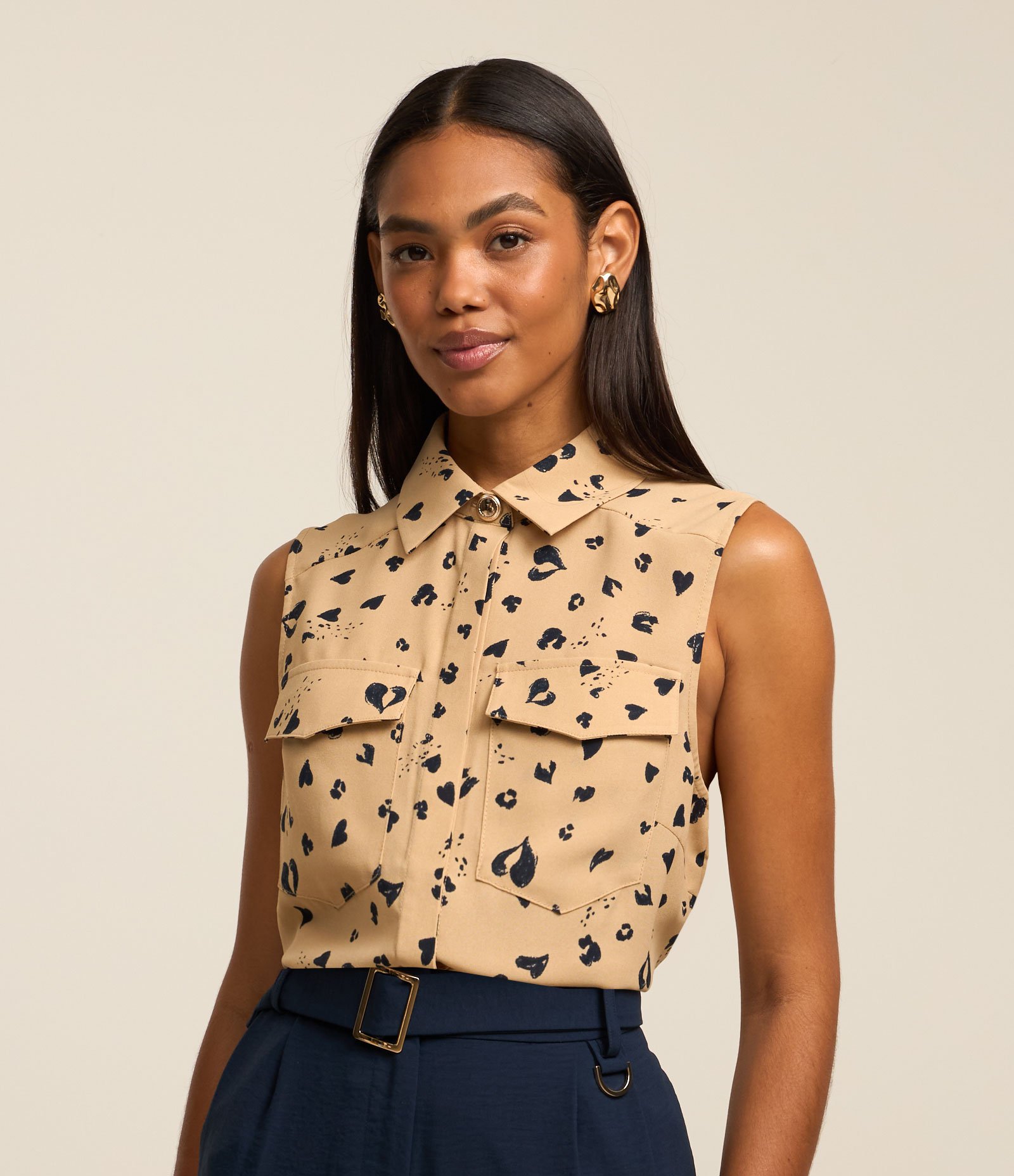 Camisa Airflow Sem Manga e Gola com Estampa Animal Print com Corações Onça 1