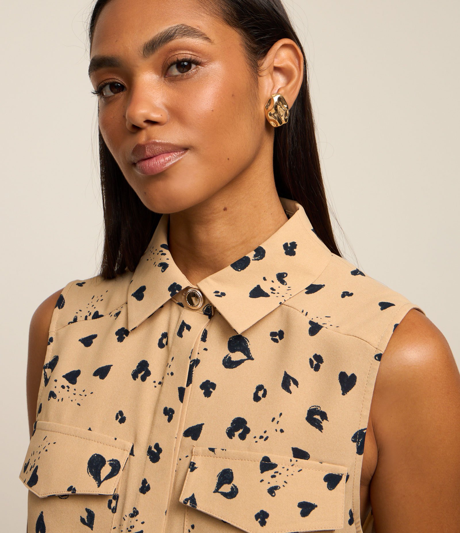 Camisa Airflow Sem Manga e Gola com Estampa Animal Print com Corações Onça 3